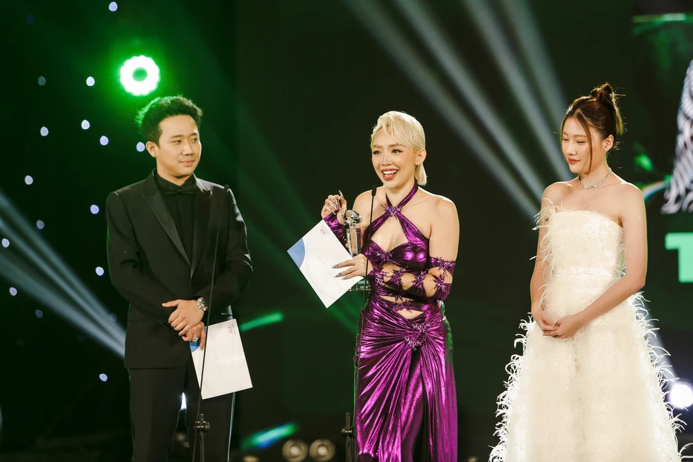 Tóc Tiên nhận giải Ca sĩ được yêu thích nhất của năm. Ảnh: BTC