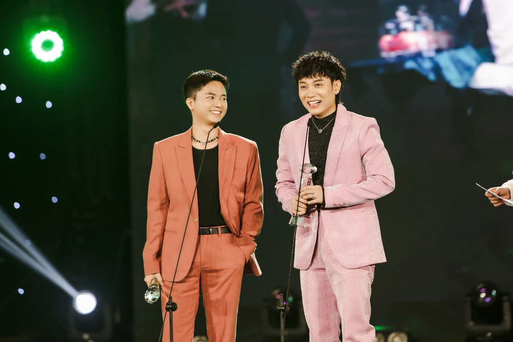 Ca sĩ Trúc Nhân lập hat-trick tại Làn sóng xanh 2022 với giải MV của năm, Top 10 ca khúc được yêu thích dành cho ca khúc Có không giữ mất đừng tìm và anh cũng được vinh danh Nam ca sĩ của năm. Ảnh: BTC