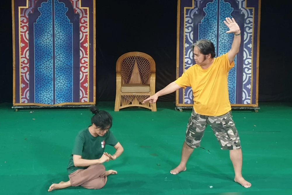 Nghệ sĩ Bạch Long tất bật tập luyện cho Liveshow "Bạch Long- 55 năm ăn cơm Tổ khổ vẫn cười". Ảnh: VĂN HÀ