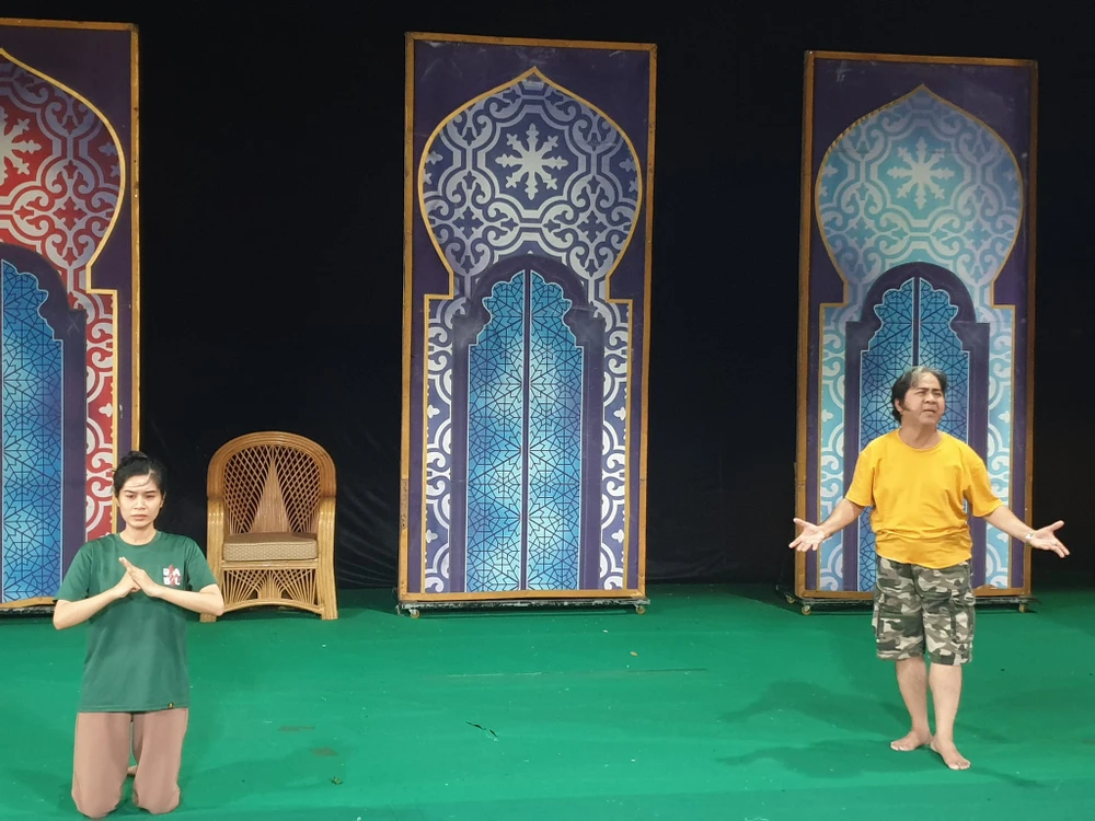 NS Bạch Long và học trò trong một phân đoạn. Ảnh: VĂN HÀ