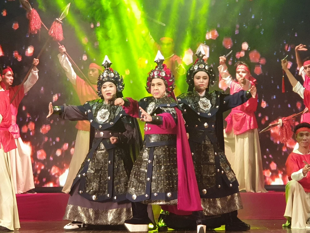 Nghệ sĩ Bạch Long và học trò trong tiết mục khép lại chương trình. Ảnh: VĂN HÀ