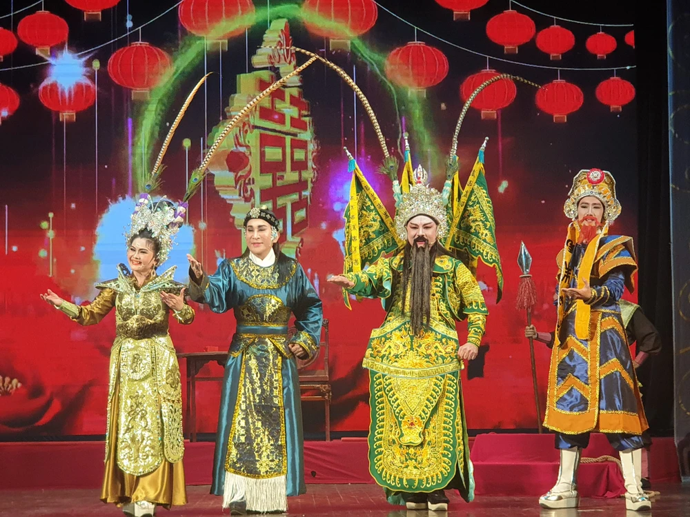 Từ trái sang: Vợ chồng nghệ sĩ Kim Tử Long,Trinh Trinh và nghệ sĩ Xuân Trúc (anh trai Trinh Trinh) trong trích đoạn vở "Mộc Quế Anh dâng cây". Ảnh: VĂN HÀ