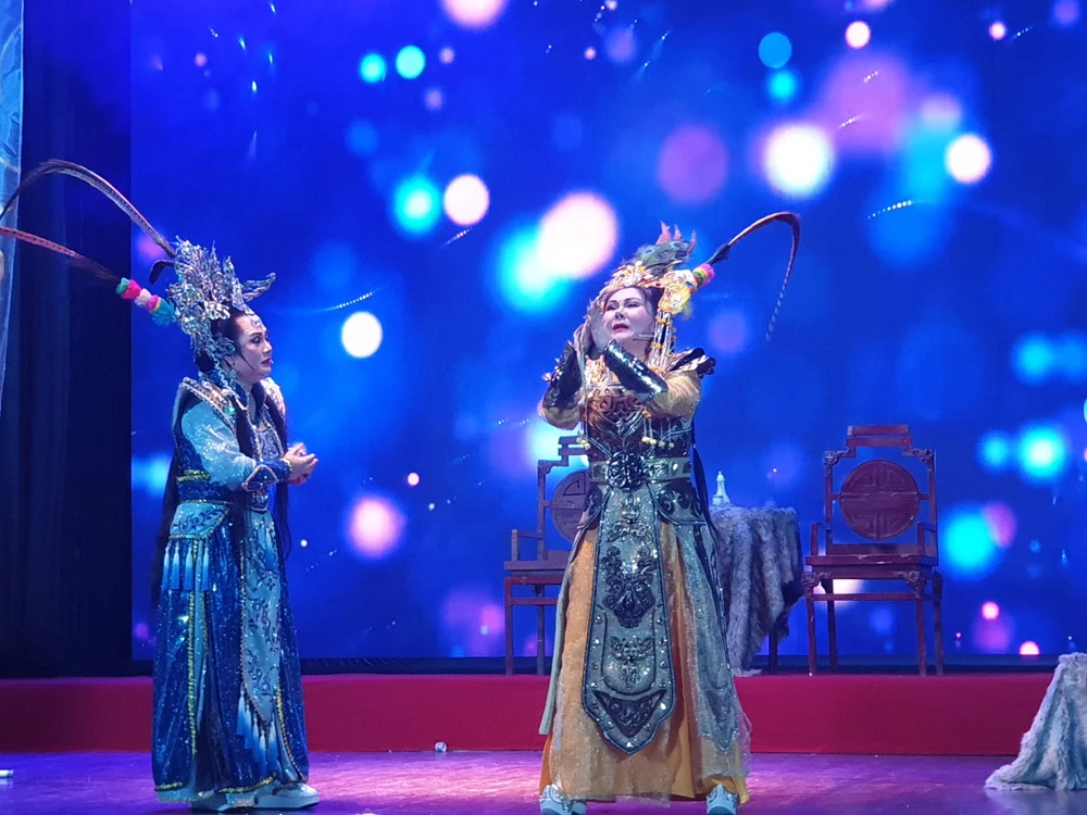 Nghệ sĩ Lê Thanh Thảo và Thúy My trong tiết mục Long Lân Quy Phụng. Ảnh: VĂN HÀ