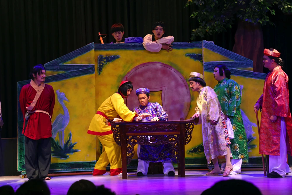 NS Hoài Linh trong vở diễn. Ảnh: NSCC