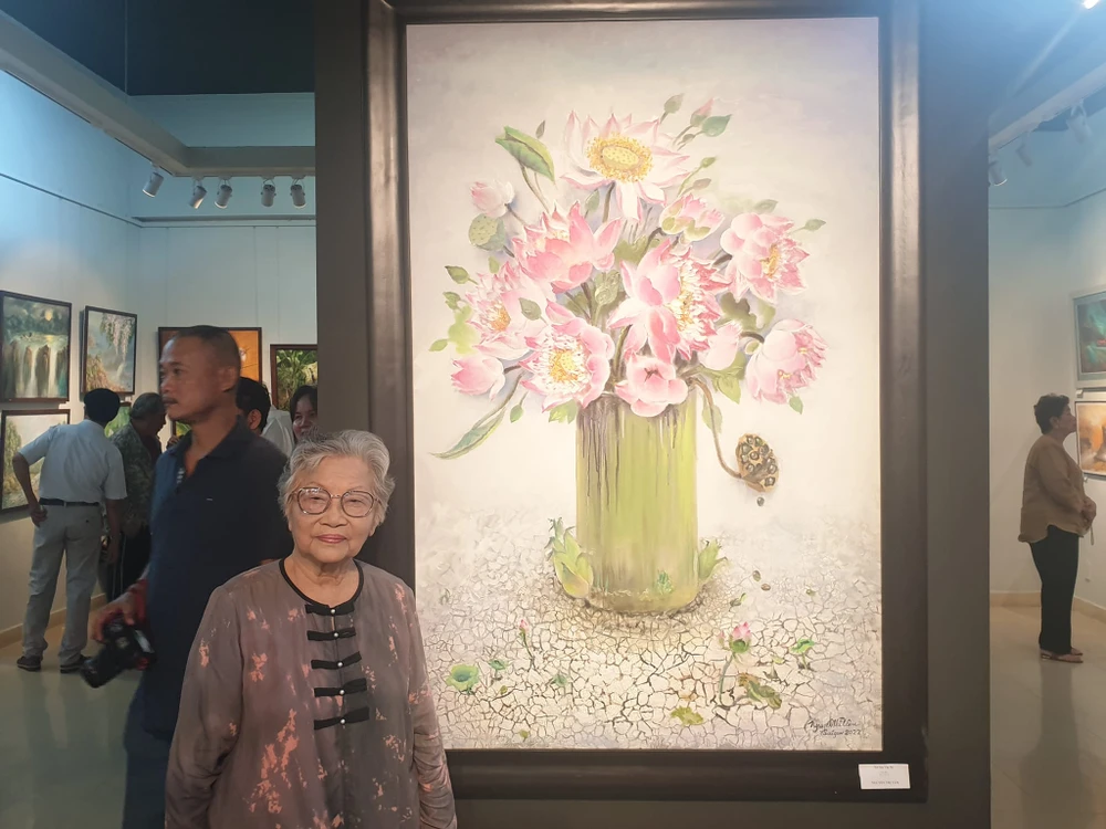 Họa sĩ Nguyễn Thị Tâm tại triển lãm. Ảnh: HÀ NGUYỄN