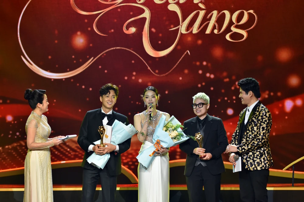 Ca sĩ Ngô Kiến Huy, Minh Hằng, Đinh Hà Uyên Thư nhận giải Mai Vàng. Ảnh: BTC Ca sĩ Ngô Kiến Huy, Minh Hằng, Đinh Hà Uyên Thư nhận giải Mai Vàng. Ảnh: BTC