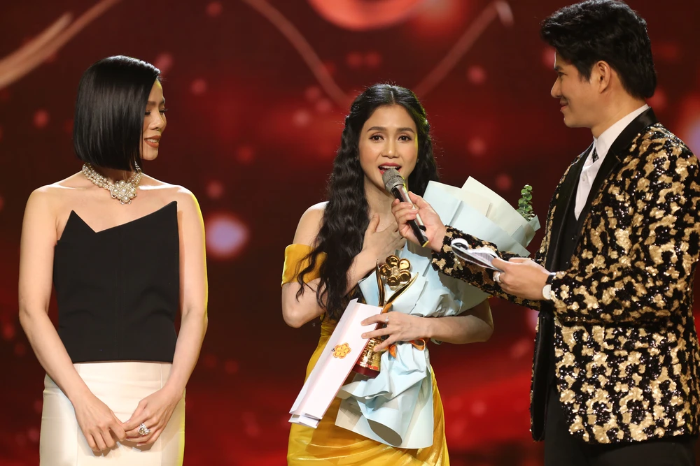 Ca sĩ Lệ Quyên trao cúp Mai Vàng cho nữ ca sĩ Phương Anh. Ảnh: BTC Ca sĩ Lệ Quyên trao cúp Mai Vàng cho nữ ca sĩ Phương Anh. Ảnh: BTC