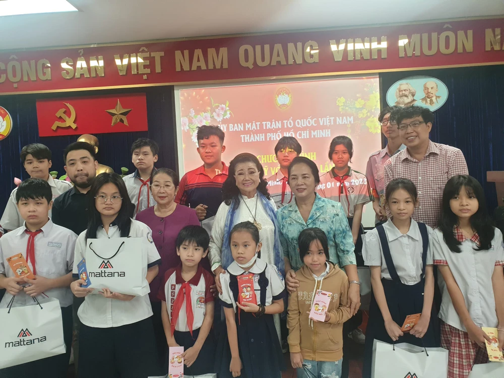 Những con em nghệ sĩ nghèo vượt khó học giỏi được hỗ trợ. Ảnh: HÀ NGUYỄN