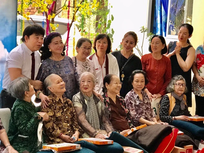 Nghệ sĩ Thiên Kim (thứ 3 từ trái sang) trong ngày Tết đến sớm tại Khu dưỡng lão nghệ sĩ năm 2021. Ảnh: H.N