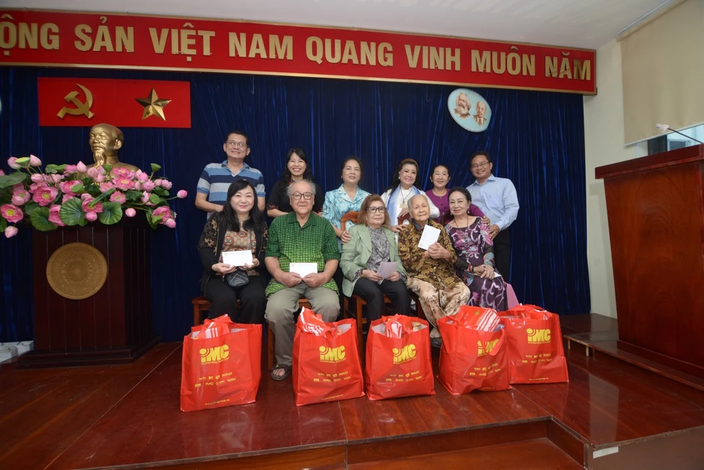 NSND Kim Cương cùng các nghệ sĩ lão thành. Ảnh: HÀ NGUYỄN