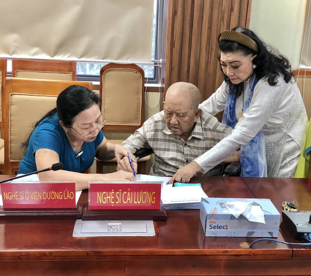 Nghệ sĩ Mạc Can được hỗ trợ tại chương trình. Ảnh: HÀ NGUYỄN