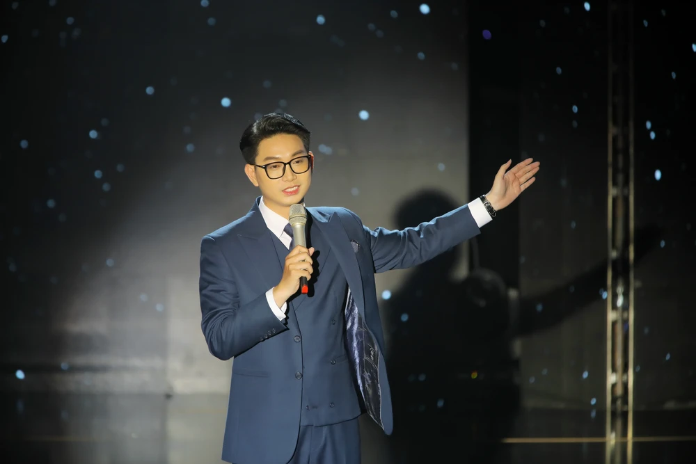 Trọng Hiền khiến cả trường quay nghẹn ngào khi anh kể về người cha làm công nhân cấp thoát nước và nguồn cảm hứng từ giá trị lao động. Ảnh: NSX Trọng Hiền khiến cả trường quay nghẹn ngào khi anh kể về người cha làm công nhân cấp thoát nước và nguồn cảm hứng từ giá trị lao động. Ảnh: NSX