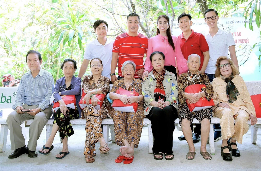 Gia đình tài tử Lý Hùng cùng nhữn người bạn thăm hỏi các nghệ sĩ gạo cội ở Viện dưỡng lão nghệ sĩ. Ảnh: NSCC