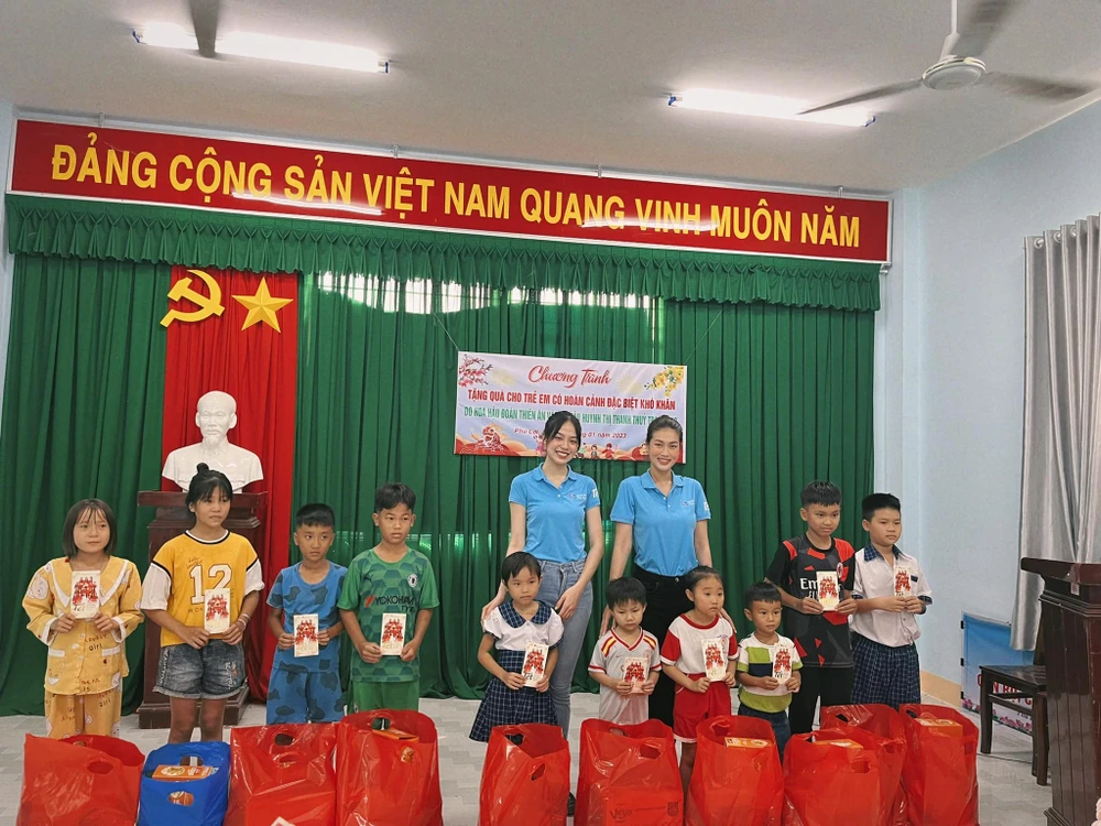 Cả hai đã tặng lì xì và quà Tết cho các em nhỏ có hoàn cảnh đặc biệt khó khăn. Với phần quà nhỏ này, Thiên Ân, Thanh Thủy mong các em có một cái Tết đầy đủ hơn. Ảnh: FBNV