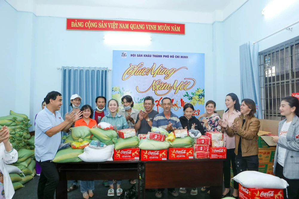 NSƯT Trịnh Kim Chi cùng các nghệ sĩ tặng quà cho anh chị em nhân viên hậu đài có hoàn cảnh khó khăn. Ảnh: FBNV