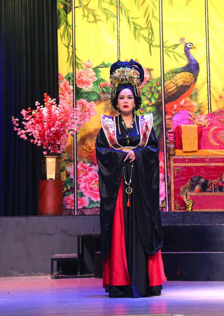 Đây cũng là vở đánh dấu sự trở lại với kịch dài của Việt Hương sau 15 năm. Ảnh: NSCC