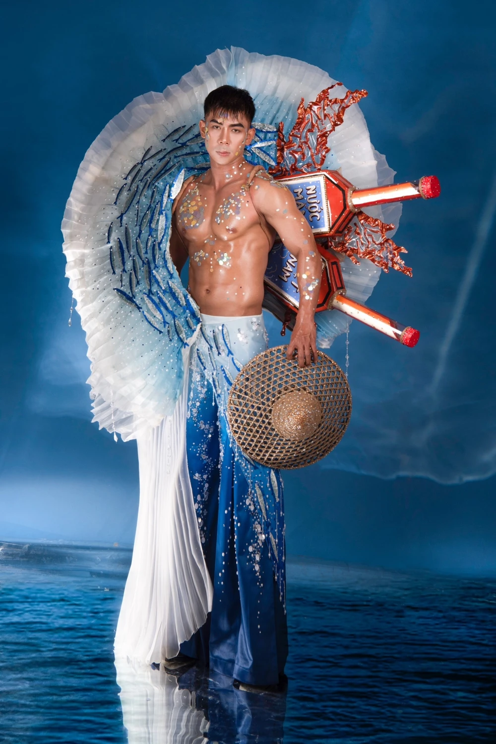 Phùng Phước Thịnh trong trang phục dân tộc mang tên "Vị biển khơi - Nước mắm Phú Quốc". Ảnh: FBNV Phùng Phước Thịnh trong trang phục dân tộc mang tên "Vị biển khơi - Nước mắm Phú Quốc". Ảnh: FBNV