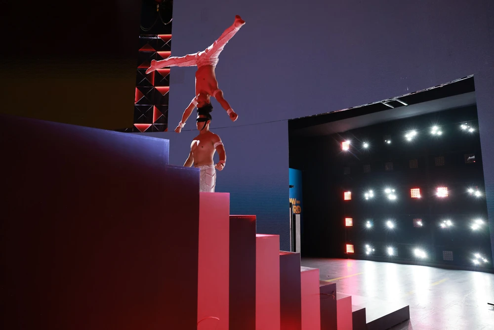 Thử thách bịt mắt, chồng đầu đi lên 10 bậc cầu thang của hai anh em. Ảnh: NGÔ TRẦN HẢI AN