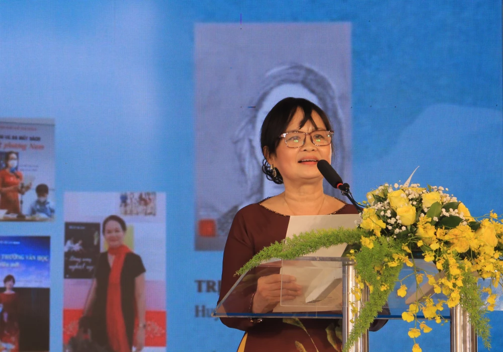 Nhà văn Bích Ngân, Chủ tịch Hội Nhà văn TP.HCM phát biểu khai mạc. Ảnh: VÕ THƠ