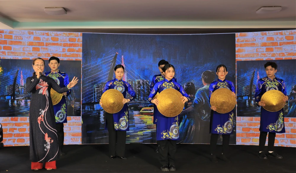 Hoạt động ngâm thơ tại lễ khai mạc Ngày thơ Việt Nam năm 2023. Ảnh: VÕ THƠ