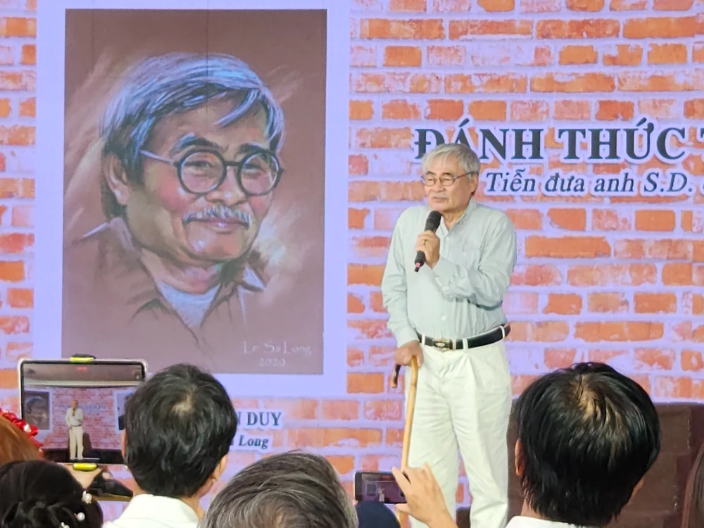 Nhà thơ Nguyễn Duy ngâm thơ tại lễ khai mạc