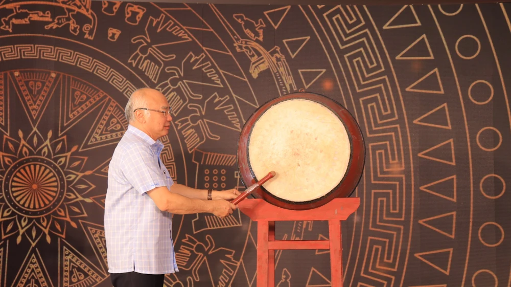 Ông Phan Nguyễn Như Khuê đánh trống khai mạc Ngày thơ Việt Nam năm 2023. Ảnh: VÕ THƠ