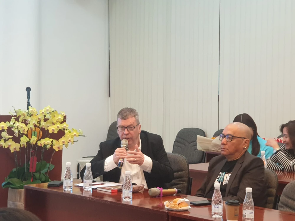 Tác giả Dick Gebuys chia sẻ về điều tâm đắc trong tác phẩm. Ảnh: HÀ NGUYỄN