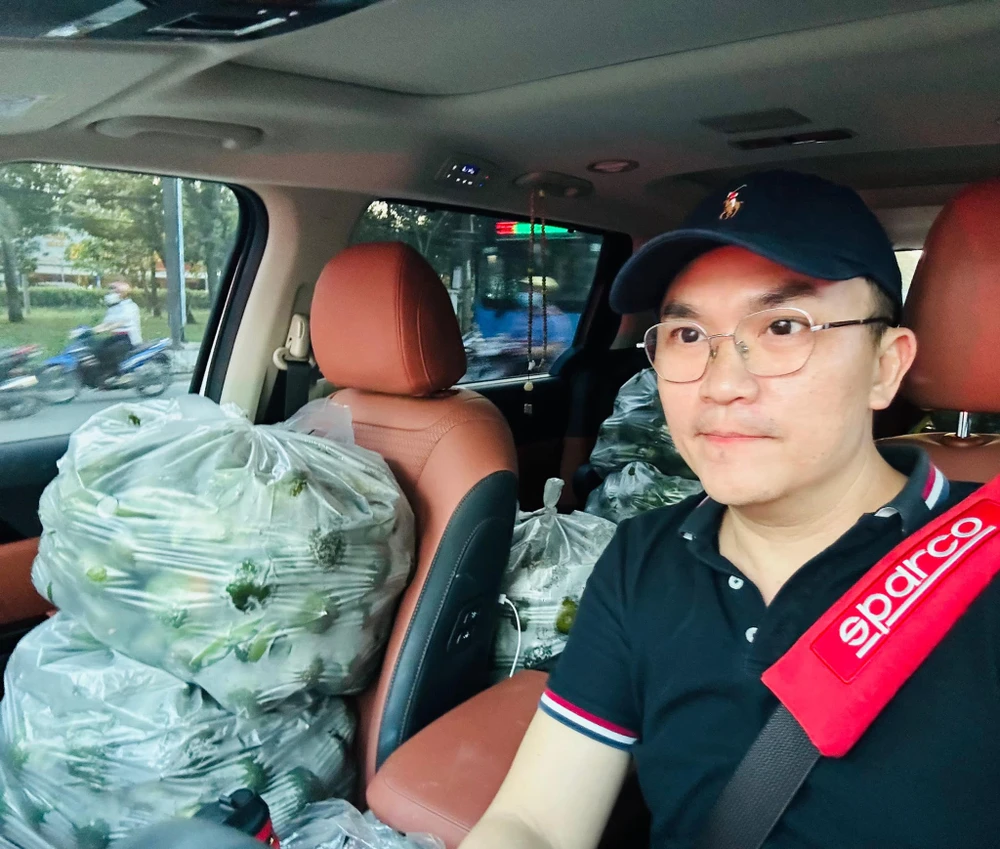 Không chỉ mua cam ủng hộ nông dân do bị rớt giá, MC Đại Nghĩa còn dành thời gian mang cam đến nhiều địa điểm để trao tặng.