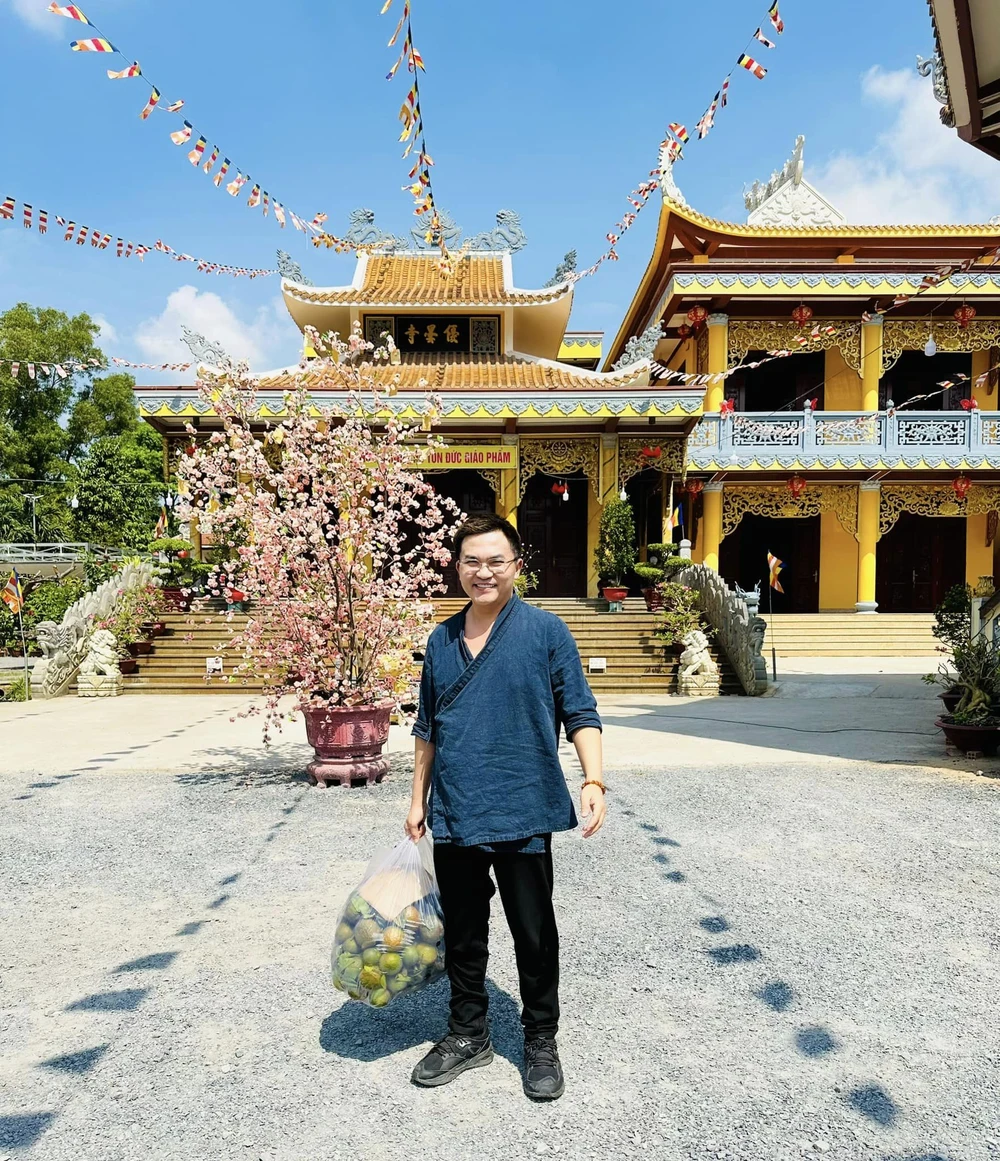 MC Đại Nghĩa tặng cam cho các chùa. Ảnh: FBNV