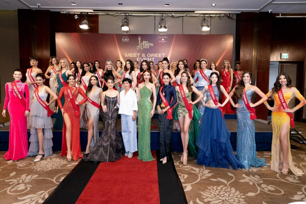 Lan Khuê chụp hình cùng các thí sinh của cuộc thi. Ảnh: BTC