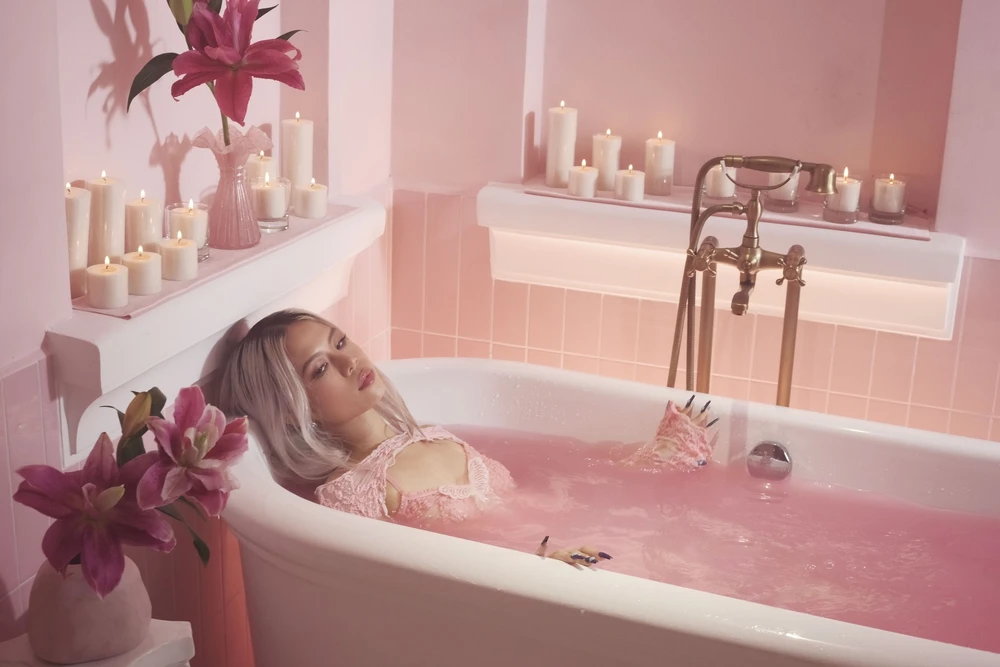 Tlinh chọn hình tượng gợi cảm, mang đậm màu sắc Âu Mỹ trong sản phẩm mới. Ảnh: NVCC.