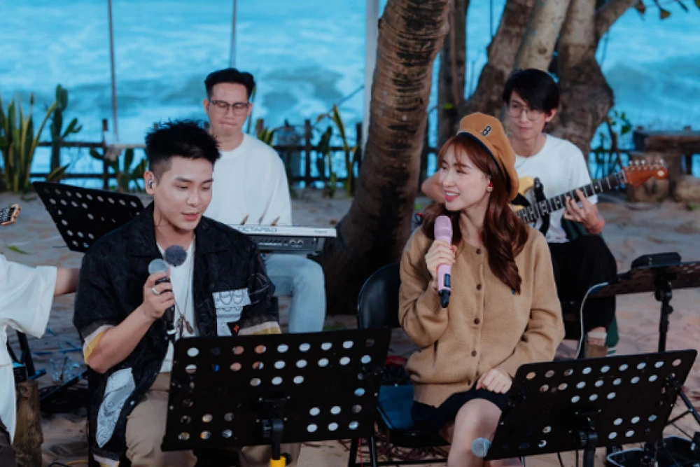 Quân A.P và Hoà Minzy trong "Biển của Hy vọng". Ảnh: NSX