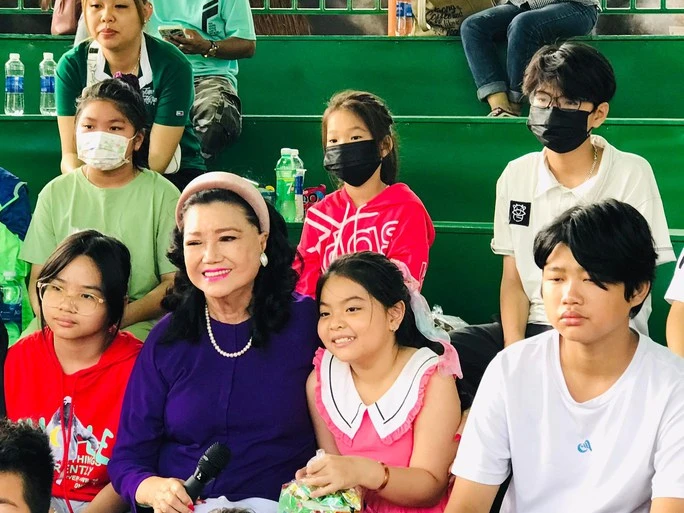 NSND Kim Cương cùng xem xiếc với các thiếu nhi tại Nhà hát Nghệ thuật Phương Nam sáng 12-2. Ảnh: T.H