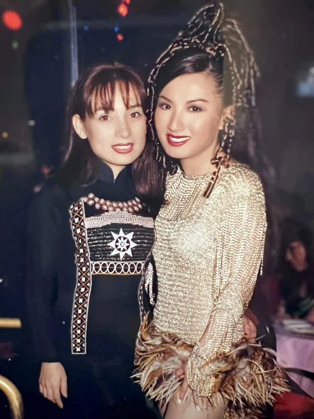 Hình ảnh cũ của Trizzie Phương Trinh và Phi Nhung cách đây 26 năm. Ảnh: FBNV