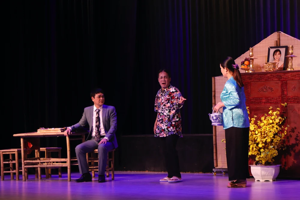 NSƯT Quốc Thảo, NS Minh Nhí và Cát Tường trong một phân cảnh. Ảnh: NSCC