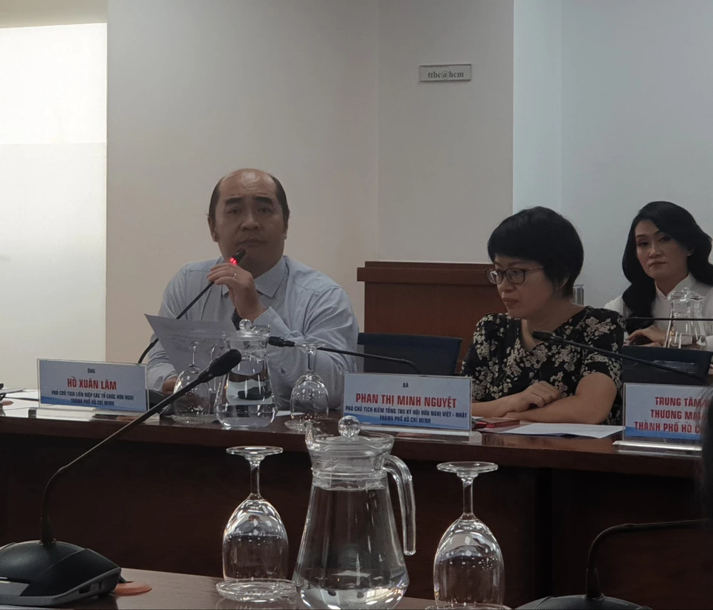 Ông Hồ Xuân Lâm, Phó chủ tịch liên hiệp các tổ chức hữu nghị TP.HCM nói thêm lễ hội lần này có chương trình giới thiệu văn hoá Việt Nam. Ảnh: HÀ NGUYỄN