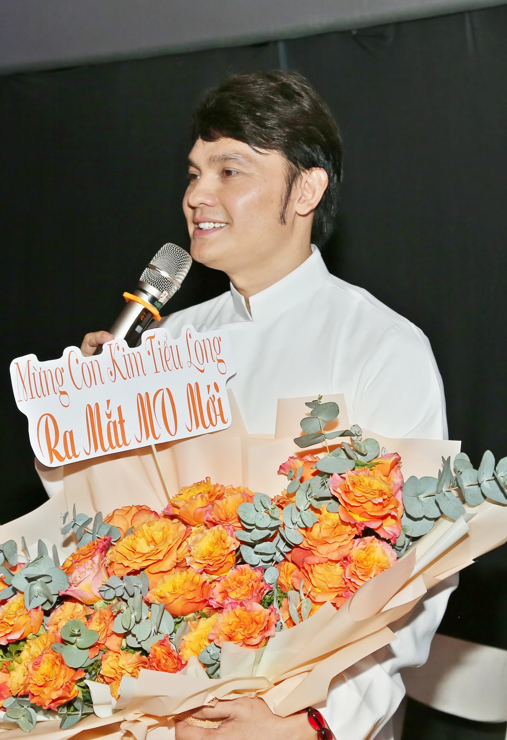 NSƯT Kim Tiểu Long chia sẻ tại buổi họp báo ra mắt MV. Ảnh: NSCC