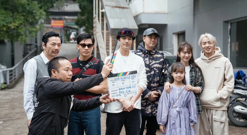 Phim Nhà mình lạ lắm đã bấm máy. Ảnh: ĐPCC