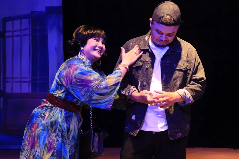 NSƯT Tú Sương vào vai bà chủ cho vay nặng lại say mê một chàng trai thua mình 24 tuổi. Ảnh: HÀ NGUYỄN