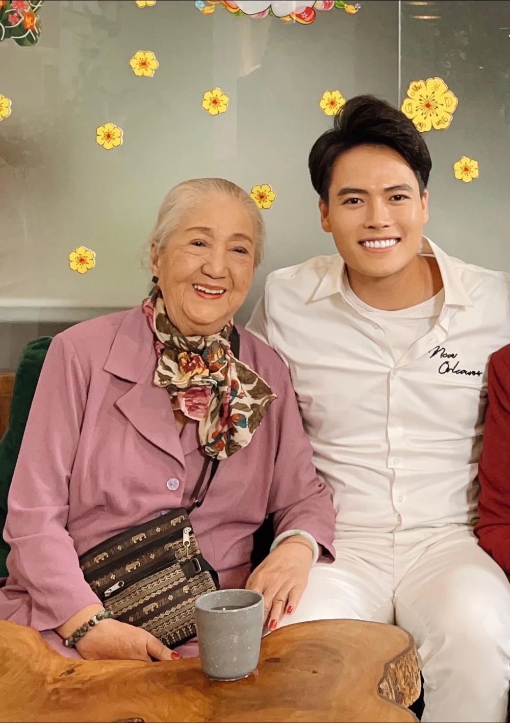 Diễn viên Võ Tấn Phát cũng dành lời tiễn biệt: "Dạ Con cúi đầu chào Cô ạ". Ảnh: FBNV