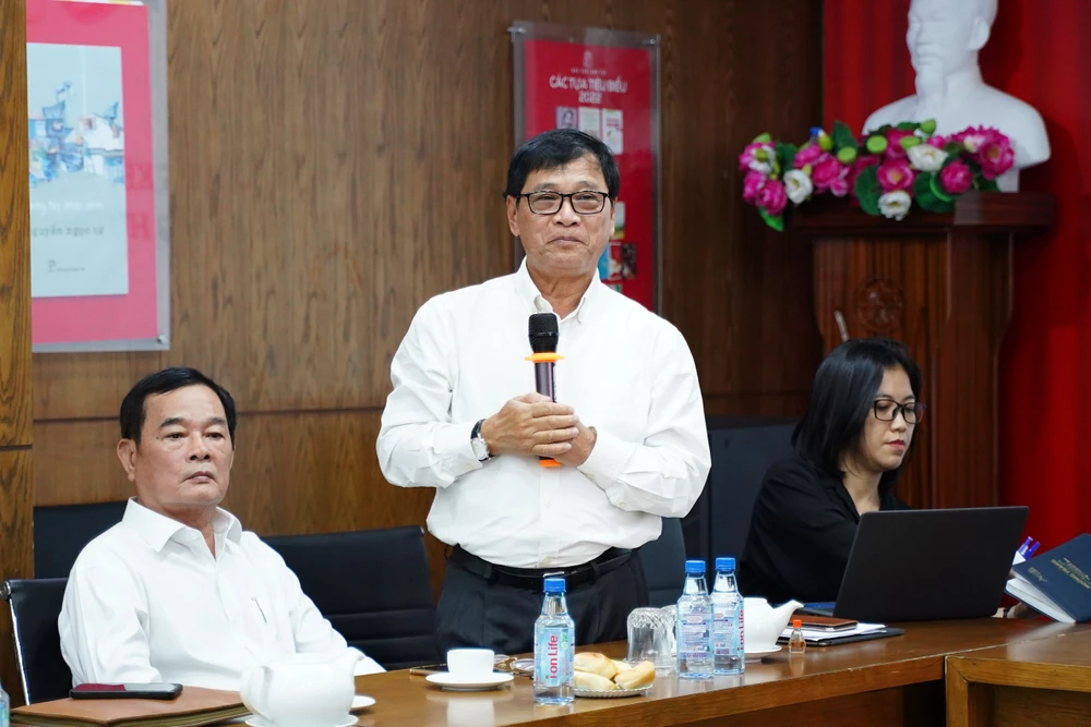 Ông Lê Hoàng, Giám đốc công ty Đường sách TP.HCM chia sẻ tại buổi họp sáng 23-2. Ảnh: BTC