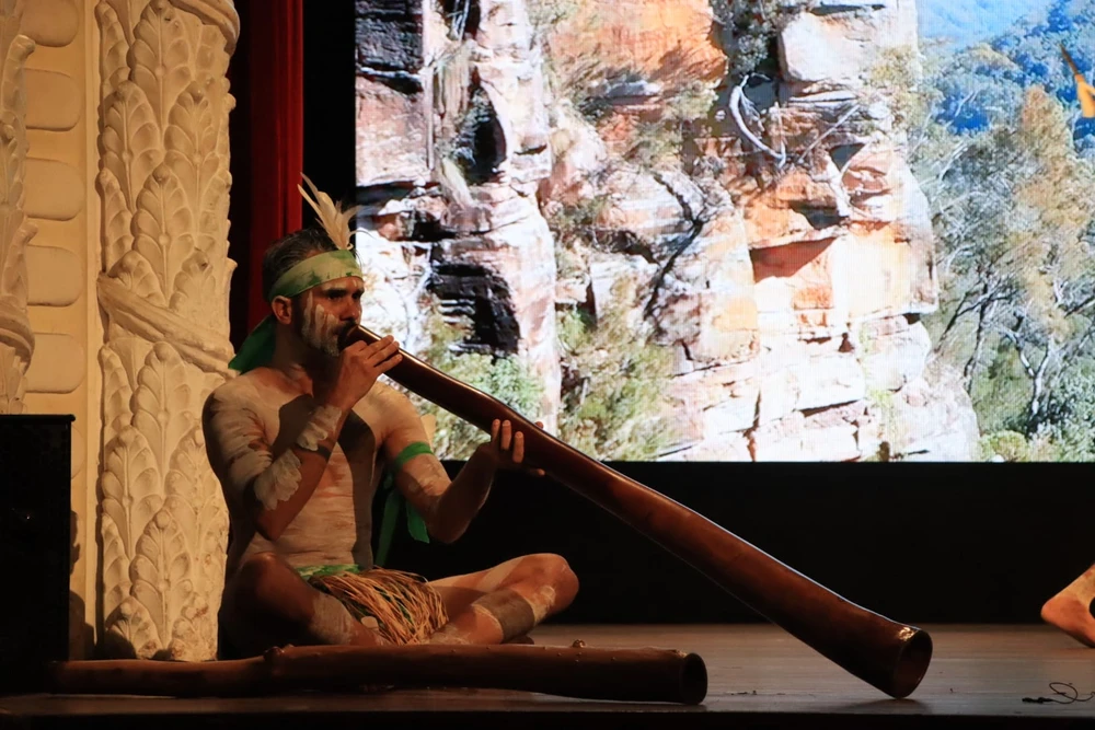 Những loại nhạc cụ đặc trưng của Australia được đem lên sân khấu. Ảnh: HÀ NGUYỄN