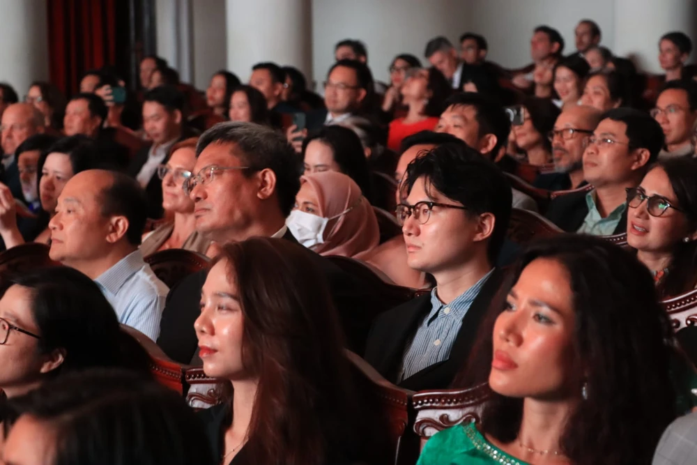 Đại diện của các cơ quan lãnh sự và khán giả đắm chìm theo dõi từng tiết mục âm nhạc. Ảnh: HÀ NGUYỄN