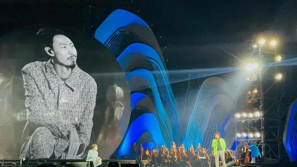 Đen Vâu đánh úp, bất ngờ xuất hiện tại Live Concert "Chân Trời Rực Rỡ" của Hà Anh Tuấn. Ảnh: MXH Đen Vâu đánh úp, bất ngờ xuất hiện tại Live Concert "Chân Trời Rực Rỡ" của Hà Anh Tuấn. Ảnh: MXH