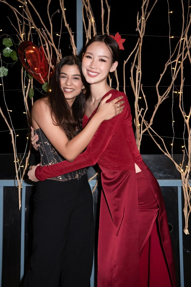 Ngoài ra, Hoa hậu Bảo Ngọc còn hội ngộ với người đẹp Shreya Verma, cả hai từng là thí sinh tại Hoa hậu Liên lục địa 2022.