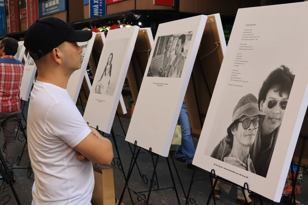 Nhạc sĩ Đức Trí đến xem buổi triễn lãm. Ảnh: HÀ NGUYỄN