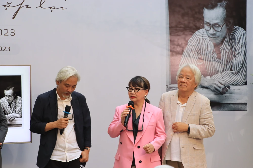 Cũng tại buổi triển lãm, ca sĩ Trịnh Vĩnh Trinh, em gái cố nhạc sĩ Trịnh Công Sơn cũng bày tỏ sự xúc động và gửi lời cảm ơn đến nhiếp ảnh ảnh gia Dương Minh Long. Ảnh: HÀ NGUYỄN