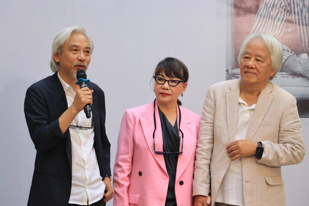 Nhiếp ảnh gia Dương Minh Long chia sẻ tại triển lãm. Ảnh: HÀ NGUYỄN