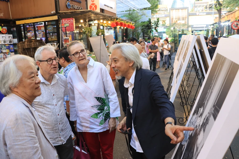 Nhiếp ảnh gia Dương Minh Long giới thiệu về tác phẩm của mình. Ảnh: HÀ NGUYỄN