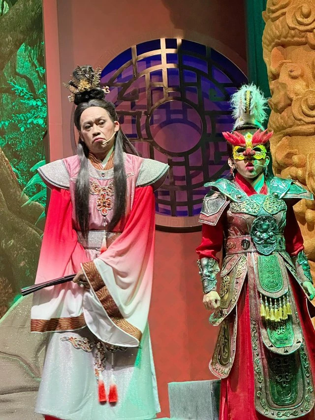 Hoài Linh đảm nhận vai diễn nội giám trong vở Ngọc Kỳ Lân. Ảnh: NSCC